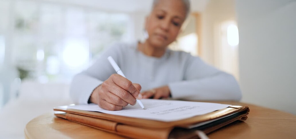 lady writing her will